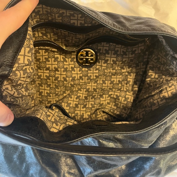 TORY BURCH destressed hobo Black Leather Shoulder Bag with Gold accents - Picture 6 of 12